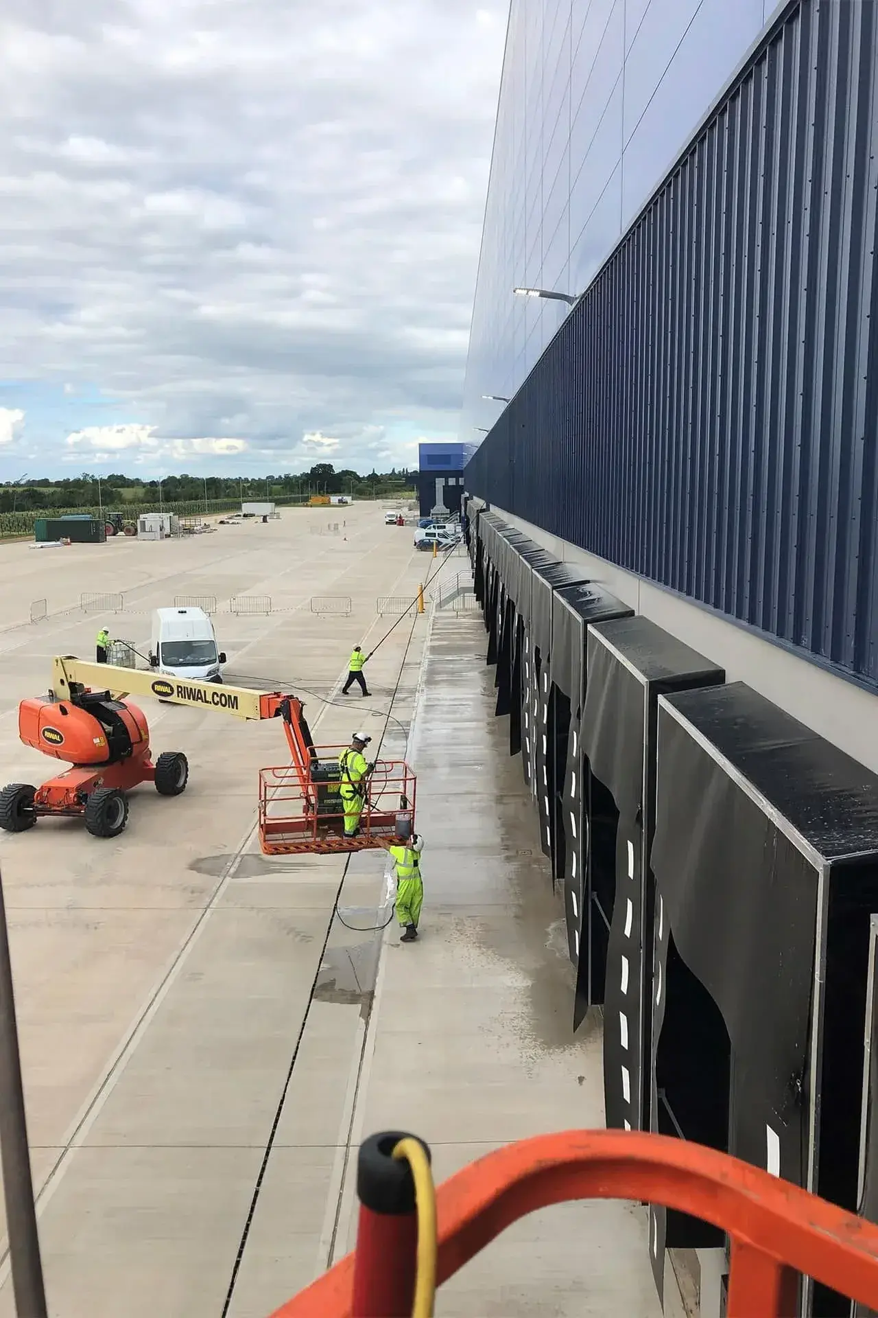 Facade cleaning on a commercial building